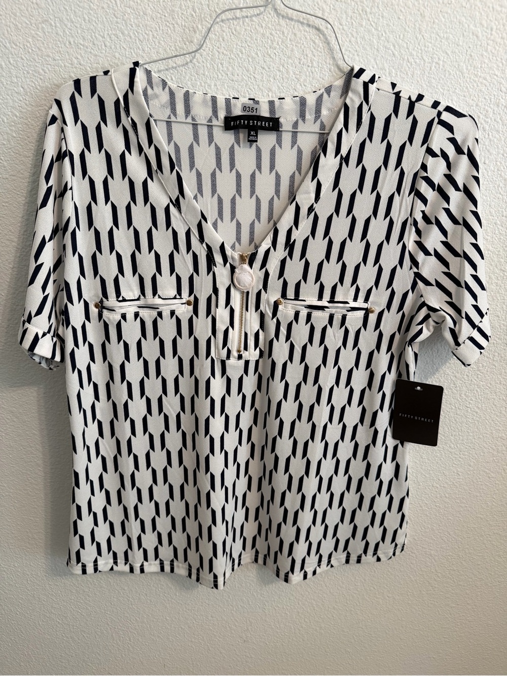 Fifth Street Black & White Geometric V-Neck Blouse